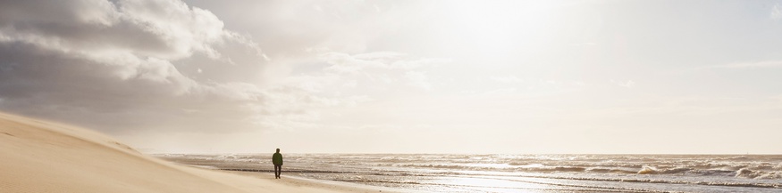 Mann am Strand bei Sonnenschein