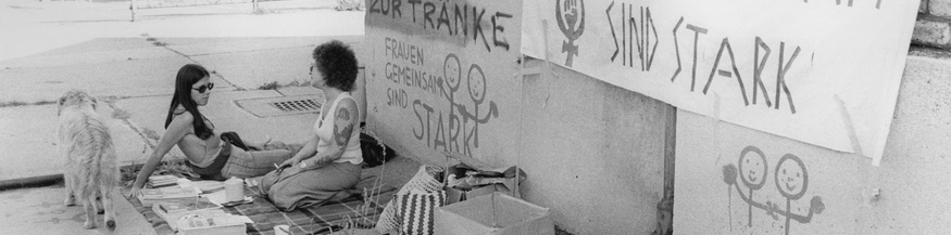 Arena 1976: Zwei Aktivistinnen mit Hund im ehemaligen Auslandsschlachthof St. Marx.