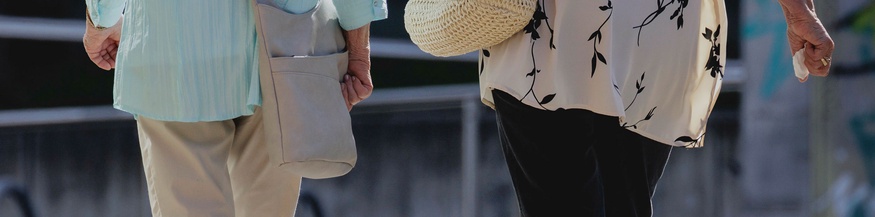 Die Rücken zweier Damen mit Handtaschen 