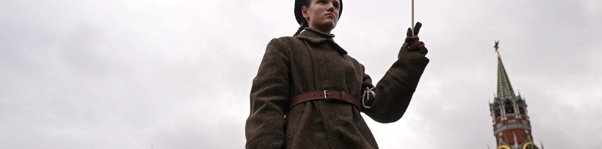 Frau trägt russische Uniform aus dem 2. Weltkrieg, Roter Platz