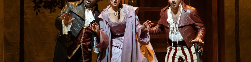 Lawrence Brownlee als Count Almaviva, Isabel Leonard als Rosina, und Davide Luciano als Figaro in Rossinis "Il Barbiere di Siviglia." 