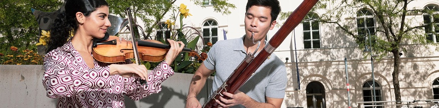 Sommerakademie der Universität für Musik und darstellende Kunst Wien, Sujet: Eine Frau spielt Geige, ein Mann Fagott