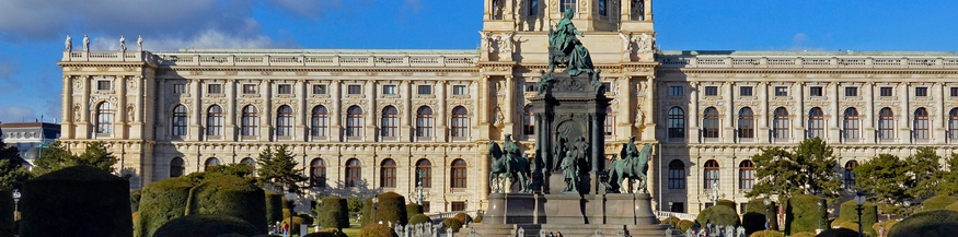 Das Naturhistorische Museum in Wien mit dem Maria-Theresien-Denkmal