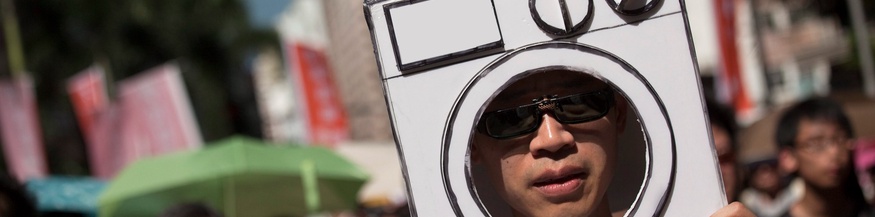 Brainwash-Verspottung bei einer Demonstration