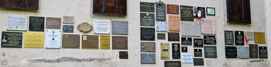 Gedenktafeln am Schloss Hartheim 