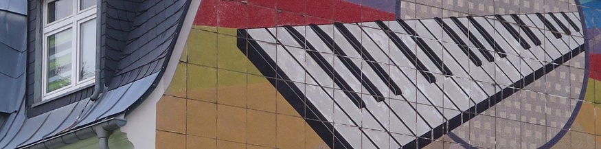 Fassadenwerbung für Musikinstrumente