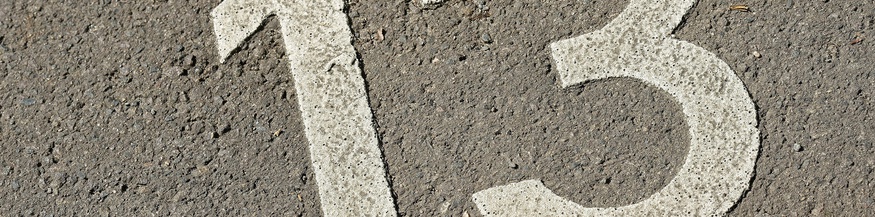 DIe Zahl 13 auf Asphalt