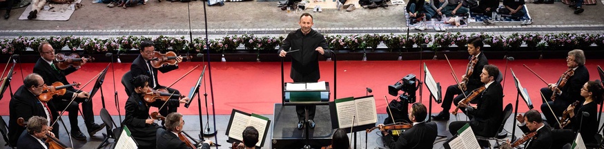 Kirill Petrenko dirigiert die Berliner Philharmoniker in der Waldbühne