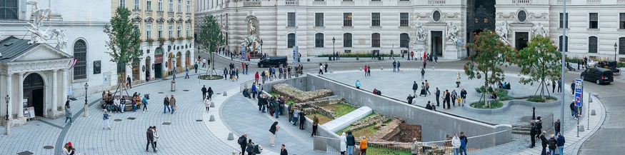 Passantinnen auf dem Michaelerplatz