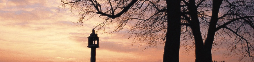"Gedrehtes Kreuz", spätgotische Lichtsäule, um 1520, an der Straße von der Stadt zum Stift Zwettl. Waldviertel.