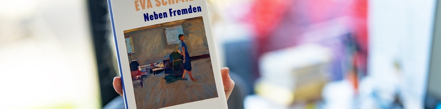 "Neben Fremden" von Eva Schmidt