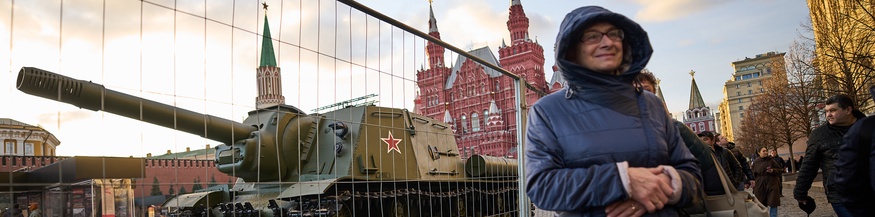 Russische Frau vor einem ausgestellten Panzer auf dem Roten Platz