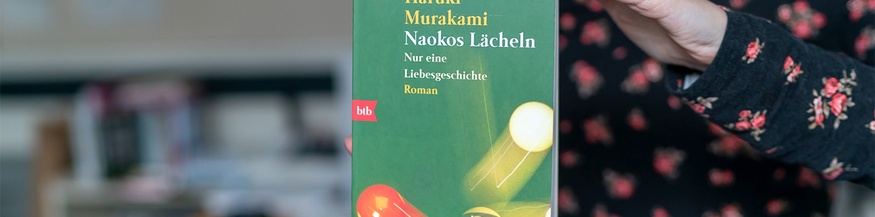 Julia Reuter hält Buch in Händen: Haruki Murakami: "Naokos Lächeln"