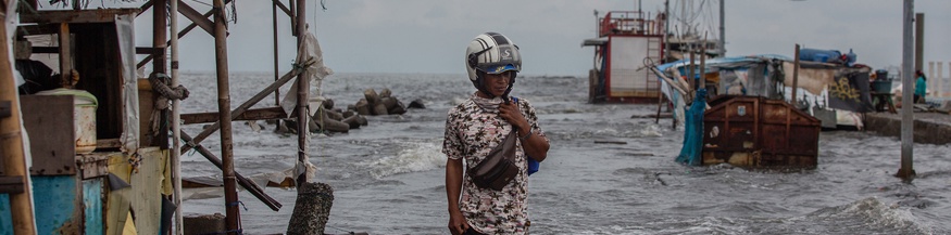 Ein Mann im Hochwasser in Jakarta