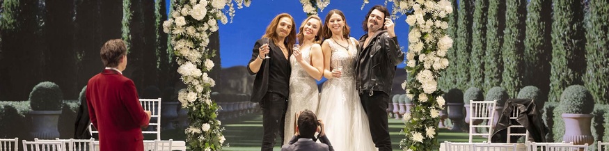 Szenenfoto, zwei Paare unter einem Kranz