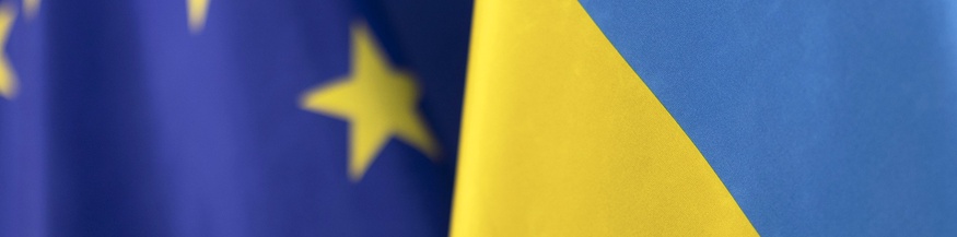 Fahne der Ukraine und der EU