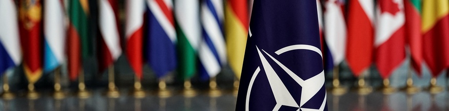 Nato Flagge vor anderen Flaggen