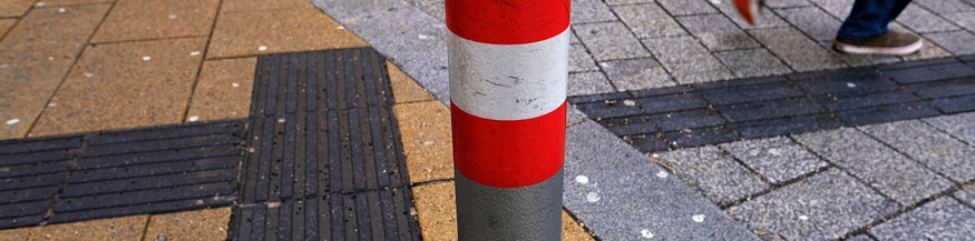 Kreuzung mit rot-weiß-rot markiertem Verkehrszeichen