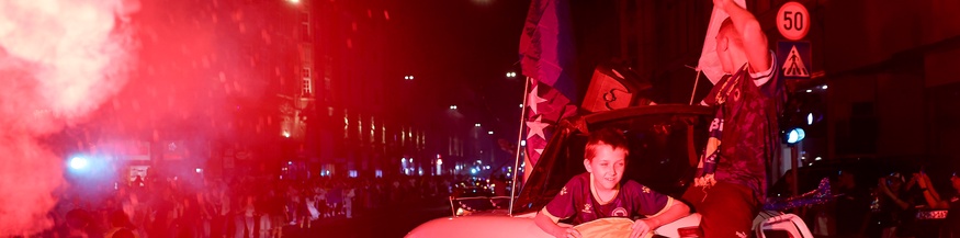 Fußball-Fans feiern in Sarajevo auf der Straße, WM 2026