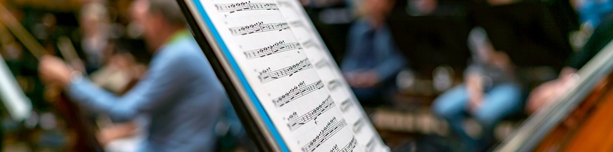 Notenständer bei Proben des RSO Wien mit Ilan Volkov