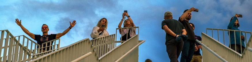 Albanische Menschen bei einem Treppenaufgang mit ihren Smartphones (Treppe auf die Pyramide von Tirana)