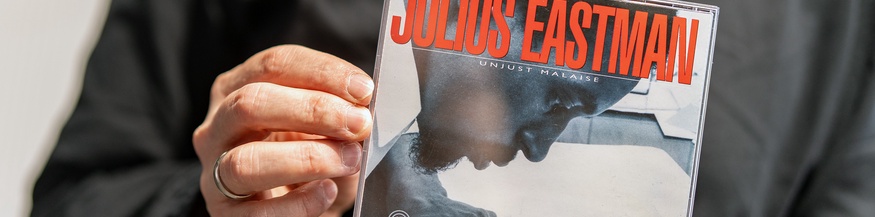 Heinrich Deisl hält CD von Julius Eastman