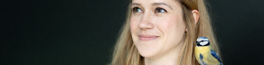 KI-ergänztes Bild: Daniela Fietzek mit Vogel auf der Schulter