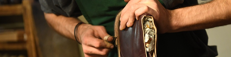 Schuster bearbeitet einen Schuh