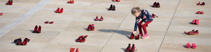 Eine Installation von blutroten Schuhen, die als Mahnmal für Gewalt gegen Frauen dienen sollen