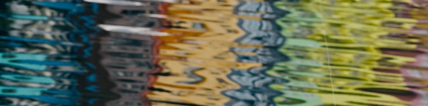 Verschwommene Spiegelungen auf der Wasseroberfläche