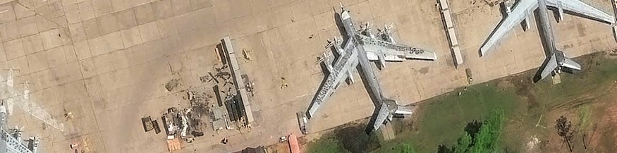Satelittenaufnahme einer bombardierten Flugbasis in Russland