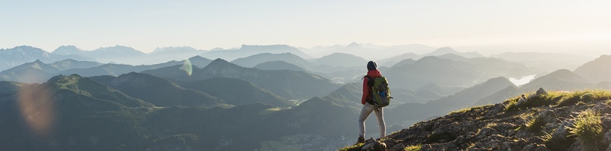 Wanderin überblickt eine Bergkette