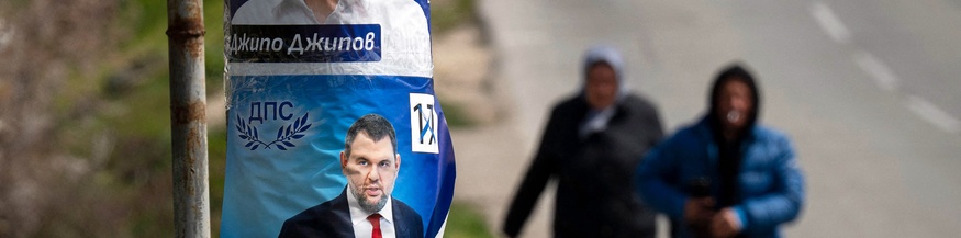 Wahlplakate und Menschen auf der Straße in Bulgarien