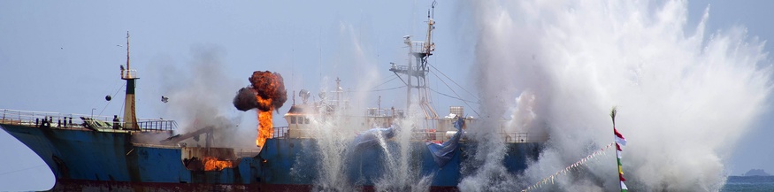 Meerespiraten zerstören ein Schiff, Indonesien