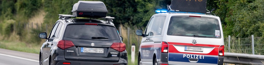 Polizei mit Stauanzeige auf der Westautobahn