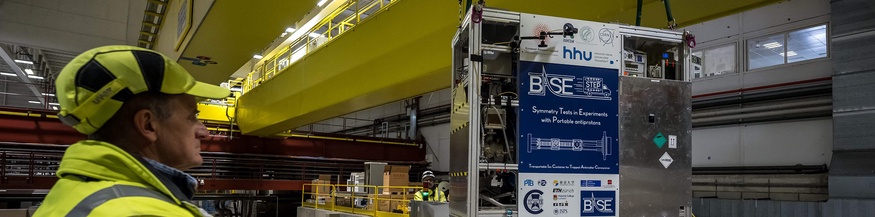 Ein speziell entwickeltes, tragbares kryogenes Penningfallen-Gerät, das mit einer Wolke aus 92 Antiprotonen gefüllt ist, wird während einer erfolgreichen Testfahrt des weltweit ersten Transportsystems für Antimaterie auf einen Lastwagen verladen.
