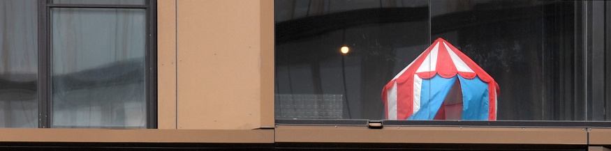 Kinderzelt auf einem Balkon