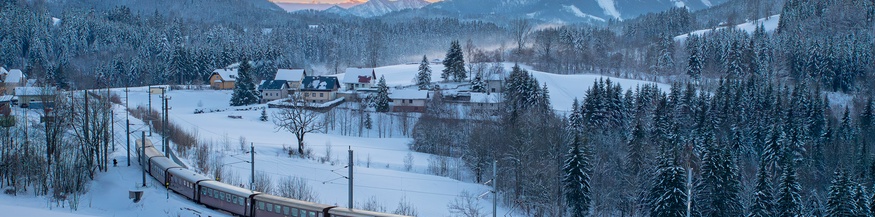  Der Ötscherbär der Mariazellerbahn fährt durch die winterliche Landschaft des Ötscherlandes