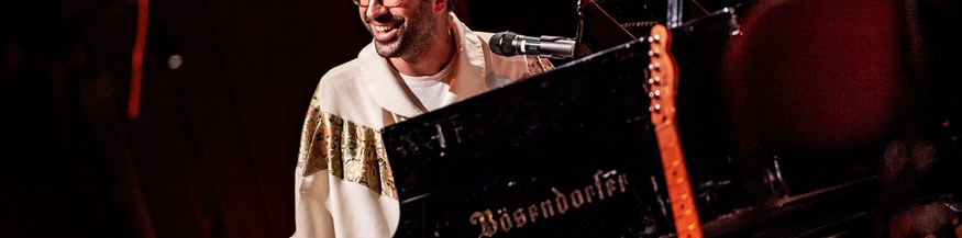 Hubert Weinheimer am Klavier.