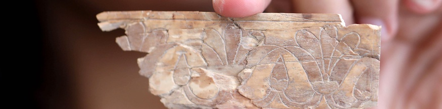 Bruchstück einer Elfenbeinschnitztafel