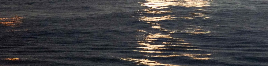Nächtliches Meer, Licht auf Wasser