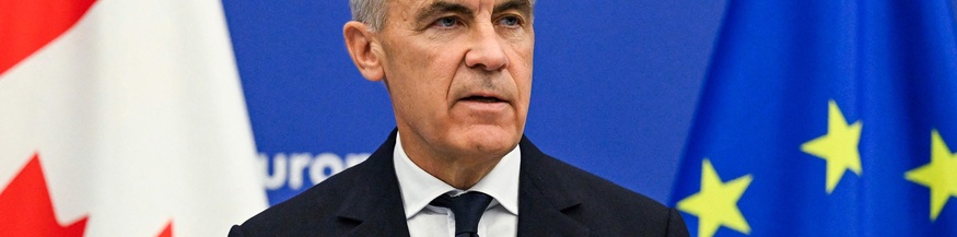 Kanadas Premierminister Mark Carney vor Flaggen