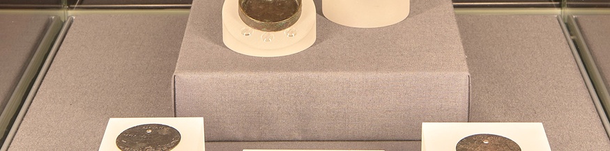 Ausstellungsansicht: Römische Taschensonnenuhr: Dose, Deckel, vier Einlagescheiben Bronze