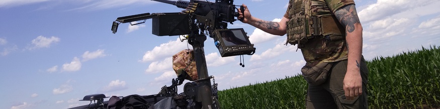 Mann mit Luftabwehrgeschütze