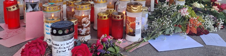 Gedenkkerzen vor der Schule in Taufkirchen an der Pram