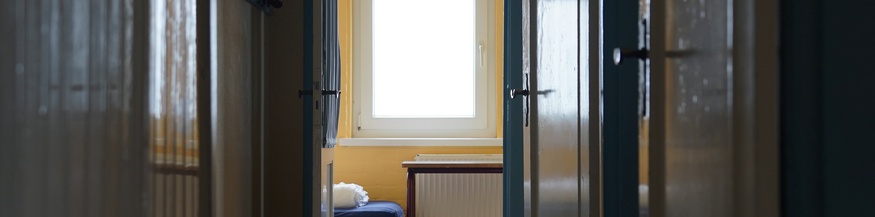 Bett und Fenster in einem Jugendzentrum