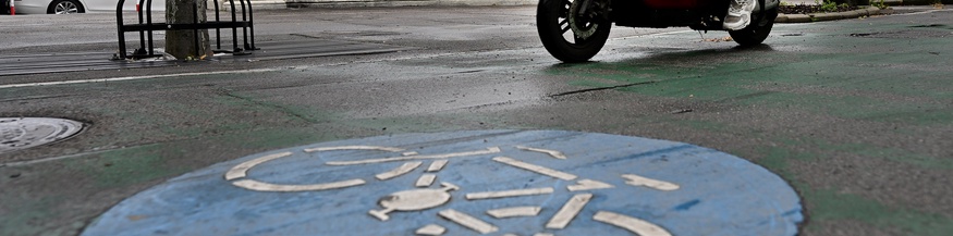 E-Moped auf einem Radweg in Wien