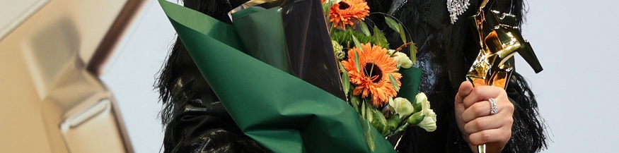 Musiker hält einen Preis des 18. Asian-Film-Awards