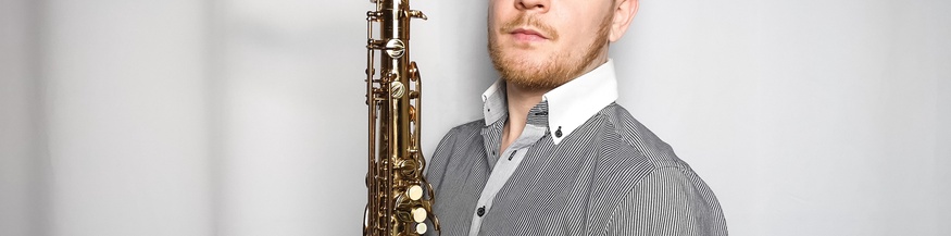 Lukas Gabric mit Saxofon