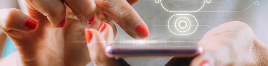 Hände über einem Smartphone, Grafik, Chatbot